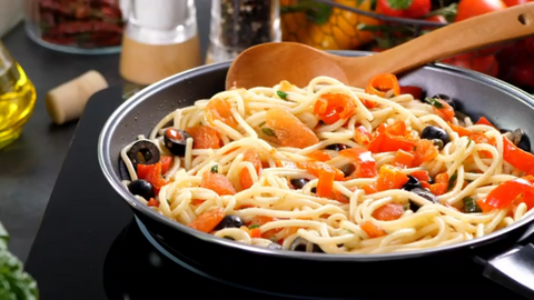Spaghetti met tomaten, gehakt, olijven en kaas
